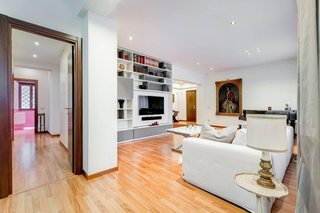 Exclusive Apartment In Eur Lake Рим Экстерьер фото